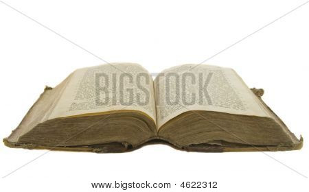 Otwórz Biblii rocznika otwartą książkę do czytania na białym tle