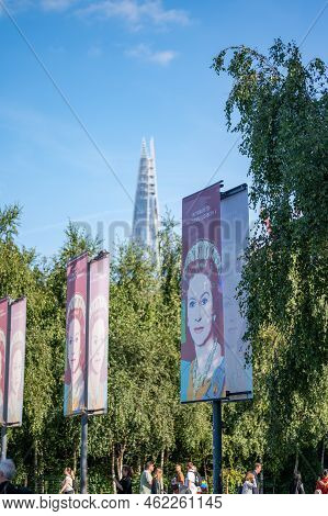 London, Uk - September 14, 2022: Tribute Signs For Queen Elizabeth Ii Following Her Passing With The