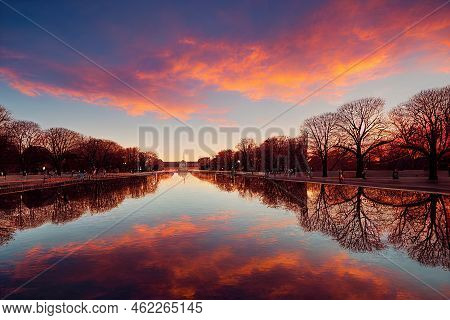 Cartoon Style Washington Dc Usa March The United States Capitol Building And Capitol Reflecting Pool
