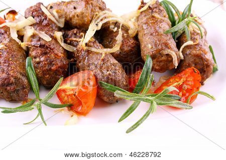 Grillet kød ruller med tomat og rosmarin