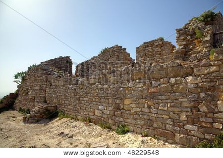 Antico muro vicino Teatro di Segesta. Sicilia, Italia