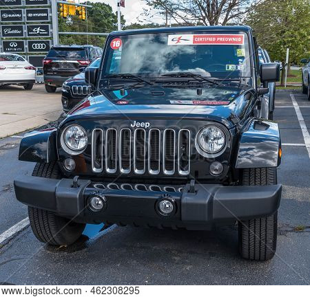 Monroeville, Pennsylvania, Usa September 25, 2022 A Used 2016 Jeep Wrangler For Sale At A Dealership
