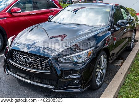 Monroeville, Pennsylvania, Usa September 25, 2022 A Black Infiniti Car For Sale At A Dealership On A