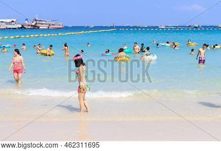 Pattaya ,january 13 : Tourists Are Swimming In The Sea Of Koh Larn Island Beach In Pattaya City On J