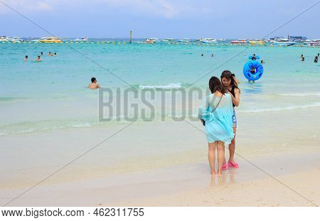 Pattaya ,january 21 : Tourists Are Swimming In The Sea Of Koh Larn Island Beach In Pattaya City On J