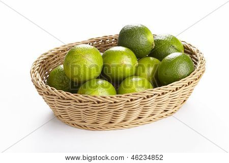 Korg med limefrukter