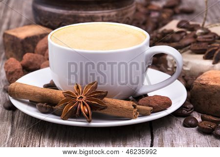 Beyaz fincan Espresso kahve çekirdekleri dolu