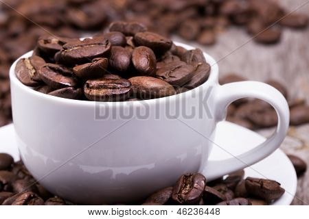 Beyaz fincan Espresso kahve çekirdekleri dolu
