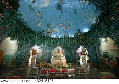 YANGON, MYANMAR - OCTOBER 16, 2015: Maha Wizaya Pagoda interior. Built in 1980, it is located immediately south of the Shwedagon Pagoda. 
