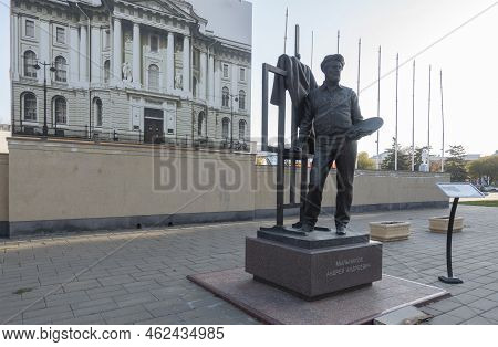 Engels, Russia. October 13, 2021 Monument To A Native Of The City Of Engels, An Outstanding Artist M