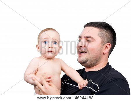 Vater hebt sein geliebtes Baby