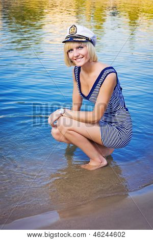 Junge Mädchen, die In Wasser getaucht sind