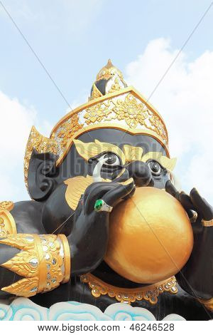 Statua di Phra Rahu, che è il mitico Dio delle tenebre, che si trova nel tempio di pubblico della Thailandia