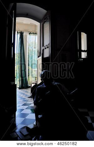 Ombra di un uomo anziano In un vecchio portone