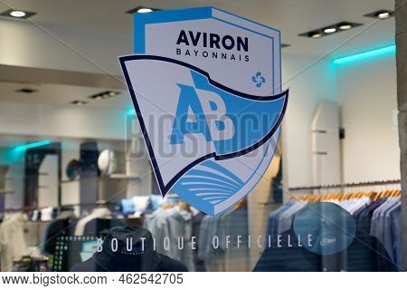 Bayonne , Aquitaine France - 09 10 2022 : Aviron Bayonnais Logo Brand And Text Sign Facade Of Store 