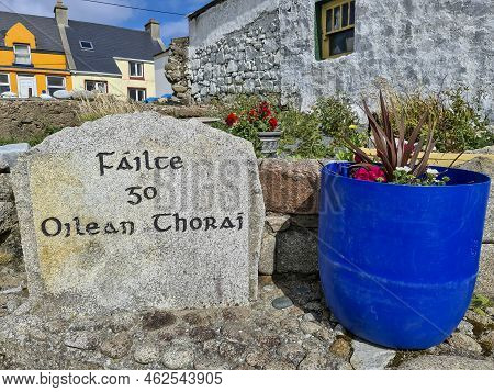 Writing On Stone Welcoming Visitors In Irish To Tory Island, County Donegal, Republic Of Ireland - T