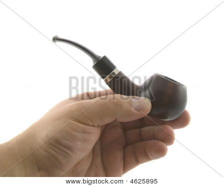 Mão do homem com um tabaco-cachimbo isolado sobre o branco