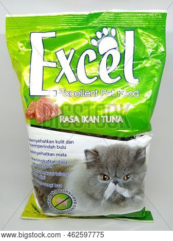 Serang, Indonesia - September 4 2021: Excel Is Cat Food In 500 Gr Packaging, Brand From Indonesia (p