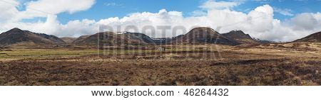 Idän vuorijono nähtynä Glen Banchor, Skotlannin Highlands toukokuussa