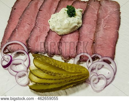 Roastbeef With Fried Potatoes And Remoulade Sauce
