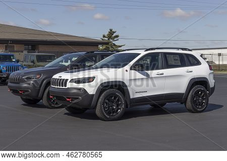 Kokomo - Circa October 2022: Jeep Cherokee Display At A Dealership. Jeep Offers The Cherokee In Alti