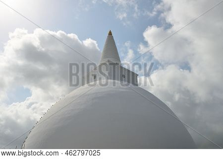 Budhist Stupa Ruwanweliseya In Anuradhapura, Sri Lanka. White Stupa With Golden Top.