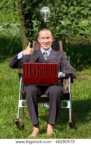 アイデアの概念。ビジネスの男性の屋外で、freelan として働いて？ 小胞体とアイデアを持っています。
