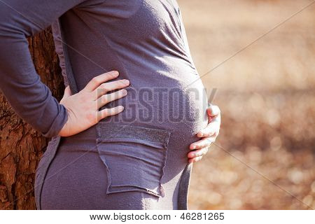 หญิงสาวตั้งครรภ์คอเคซัสคนจับเธอกลับ และสลาย