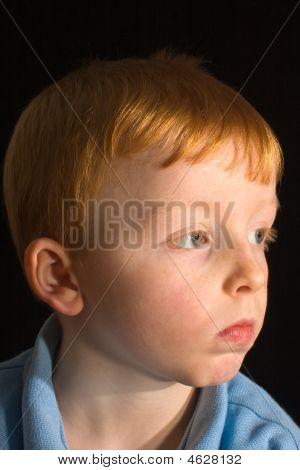 Bambino annoiato