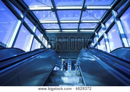 Spostare la scala mobile In ufficio moderno