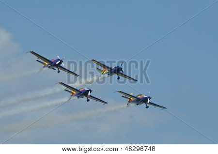Cztery samoloty skywriting podczas Air Fest
