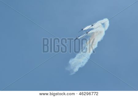 Cztery samoloty skywriting podczas Air Fest