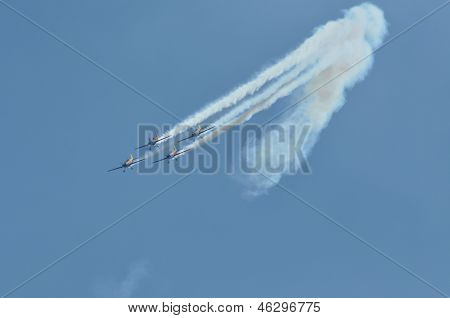 Cztery samoloty skywriting podczas Air Fest