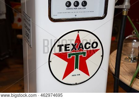Bordeaux , Aquitaine  France - 01 10 2022 : Texaco Gas Station Sign Text And Logo Brand From Chevron