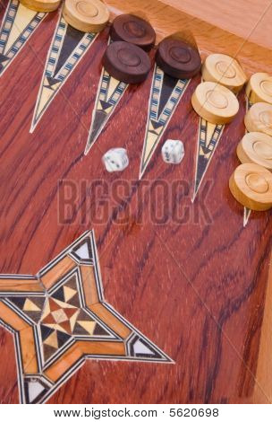 Houten handgemaakte Backgammon bord geïsoleerd op wit