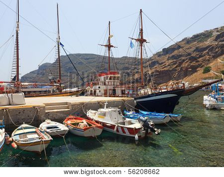 Hafen und Boote auf Thirasia-santorini
