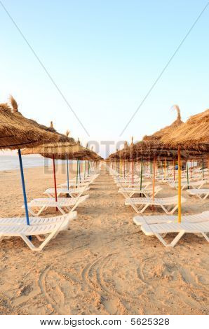 Wczesnym rankiem latem na plaży