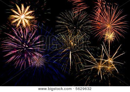 Spettacolo di fuochi d'artificio colorati
