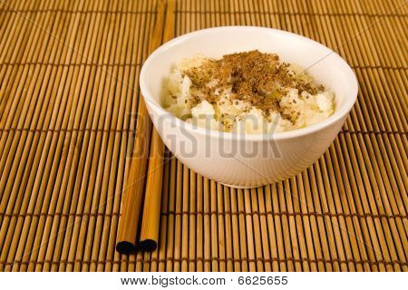 arroz y la canela en un tazón de fuente blanco