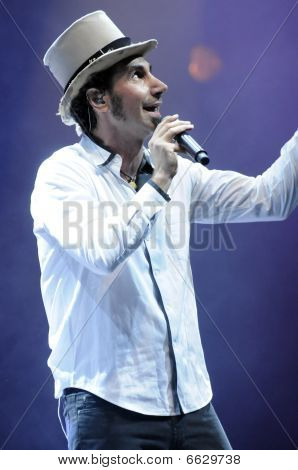 Serj Tankian 现场直播表演。