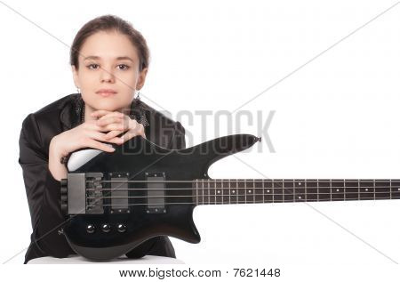 Pige poserer med basguitar