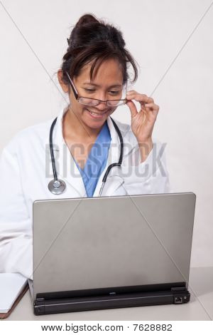 La trentaine asiatique femme médecin infirmière