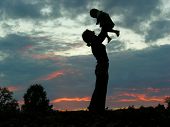 madre de silueta con bebé