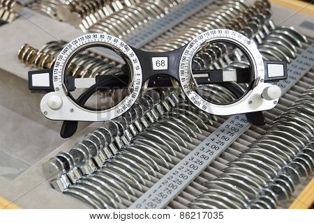 trial frame with different ranges of trial lenses