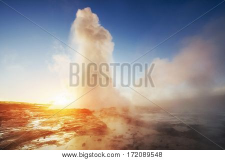 geysers in Iceland. Fantastic kolory.Turysty watch the beauty of the world.