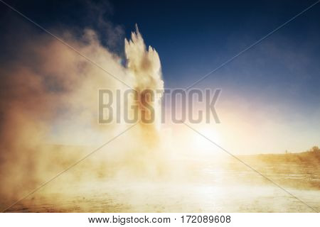 geysers in Iceland. Fantastic kolory.Turysty watch the beauty of the world.