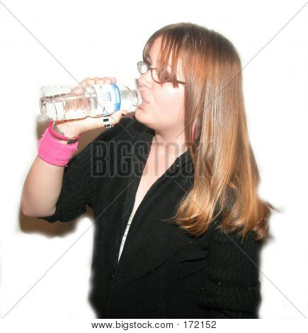 女の子は、水を飲む