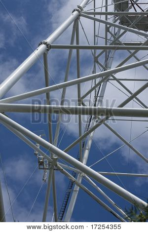Fernsehturm auf Fotne blauer Himmel mit weißen Wolken