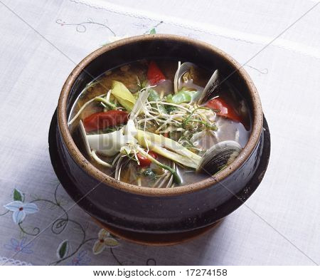 Koreanische Suppe essen