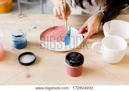 workshop production of ceramic tableware product painting.
